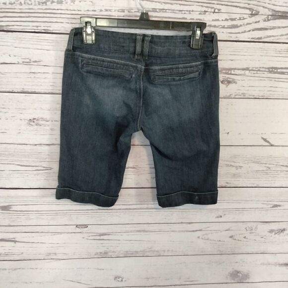 "Refugeā
Premium"āwoman'sĀ jeanā
shorts - Picture 4 of 9